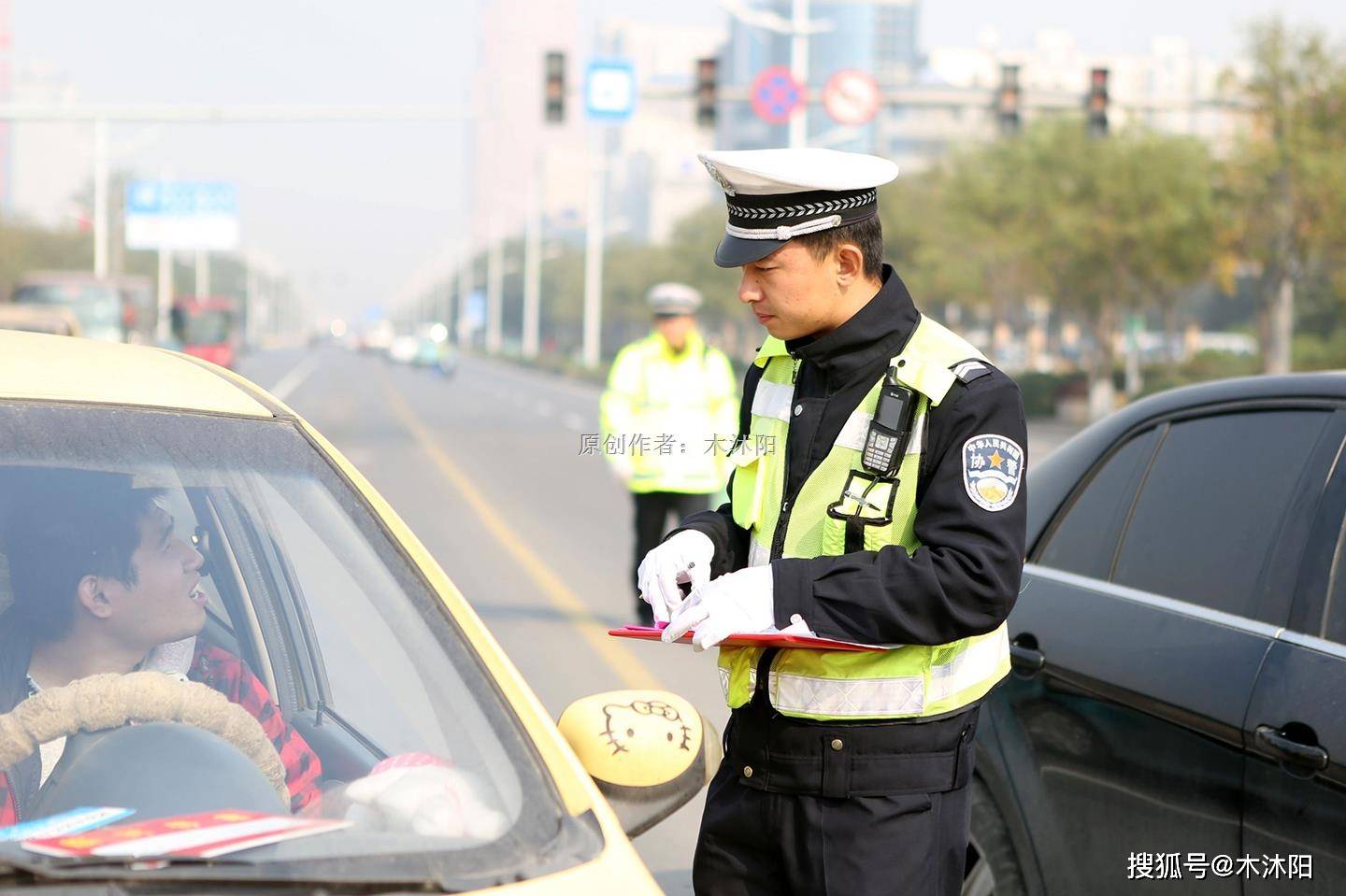 河南交警手电筒爆闪司机事件，职责履行与公众安全引发关注