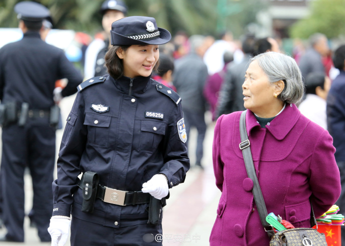 杭州美丽女骑警神似贾静雯，力量与美貌并重