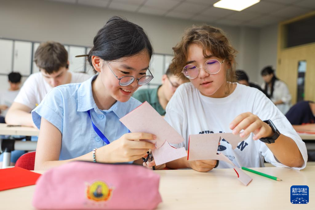 外语学习对学生跨文化沟通能力的促进作用与影响