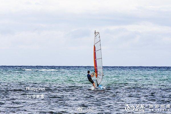 沙滩漫步，海浪轻拍之声