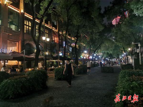 夜之韵，咖啡店与都市夜晚的温馨对话