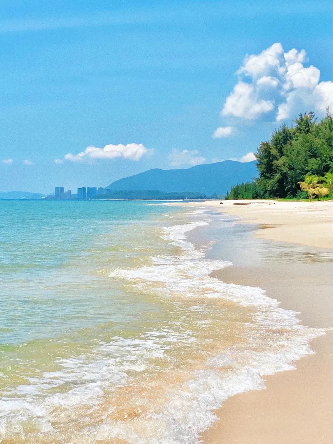 海边白沙滩的温暖微风情