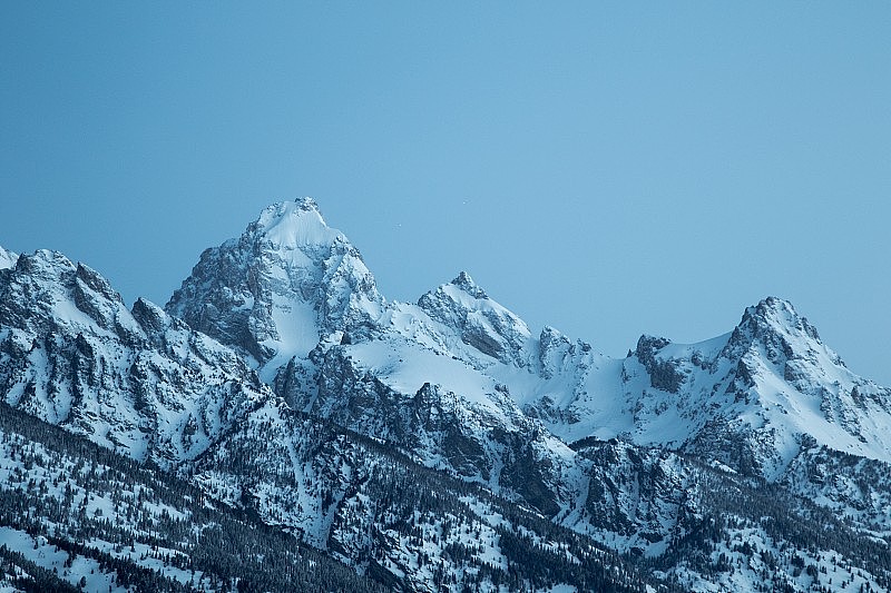 雪覆山脉，静谧壮美的诗篇