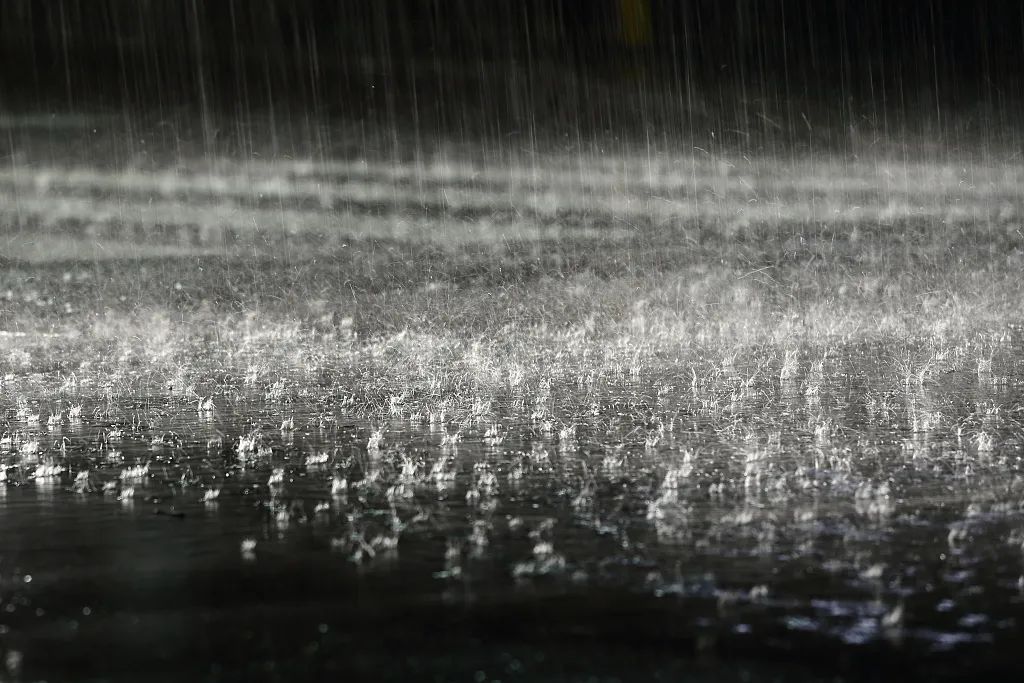 雨的情节背景与情感暗示功能探究