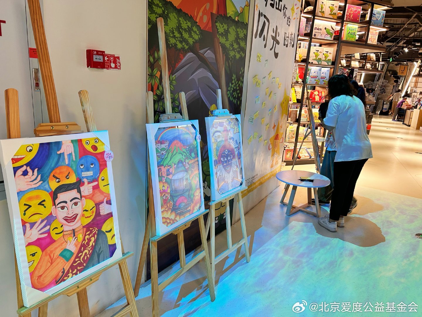 三少年不慎引发商场画展火灾，危机四伏的意外