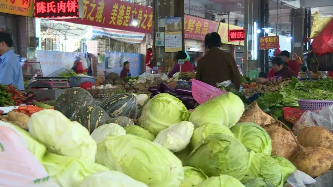 集市摊位繁忙细节背后的文化映照