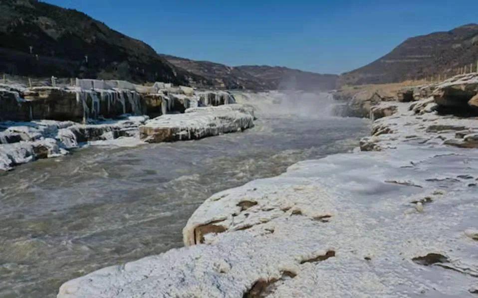 黄河壶口段流凌封河——自然与文化交织的壮丽景象