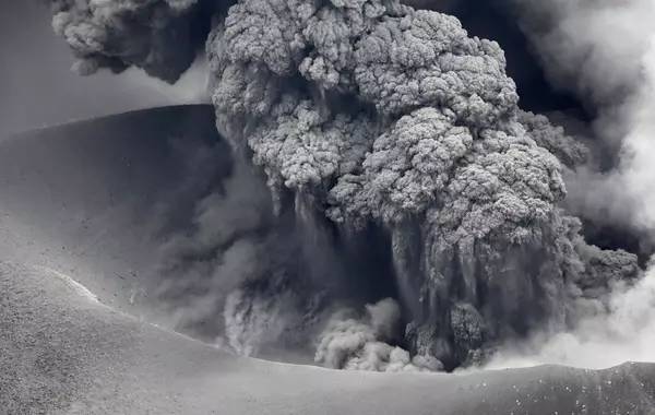 火山喷发与人生突变，瞬间的震撼启示