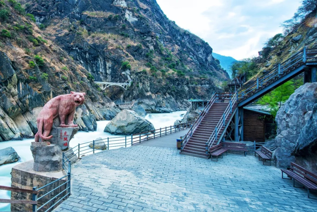 景区回应李现虎跳峡举国旗事件，尊重文化，倡导文明旅游新风尚