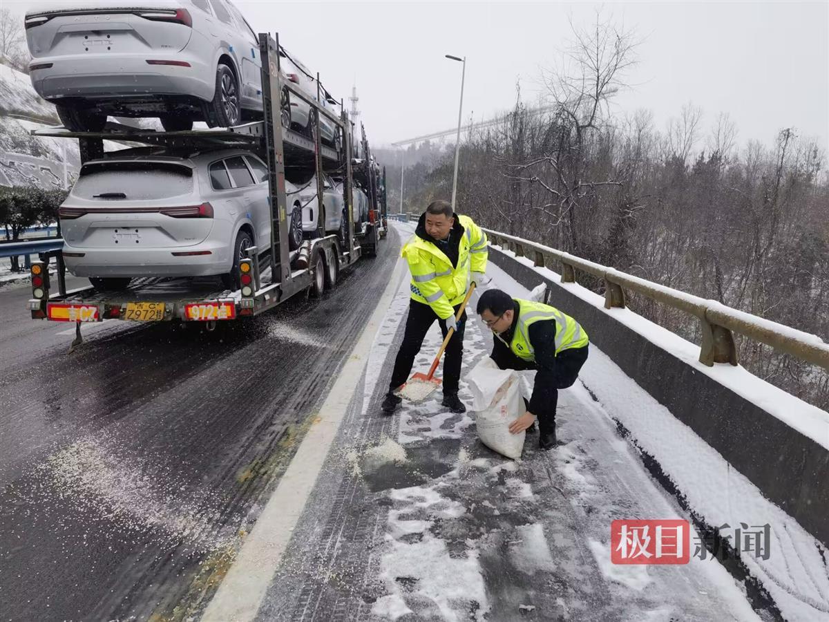 鄂西北高速应对首场降雪，迅速响应保障道路畅通