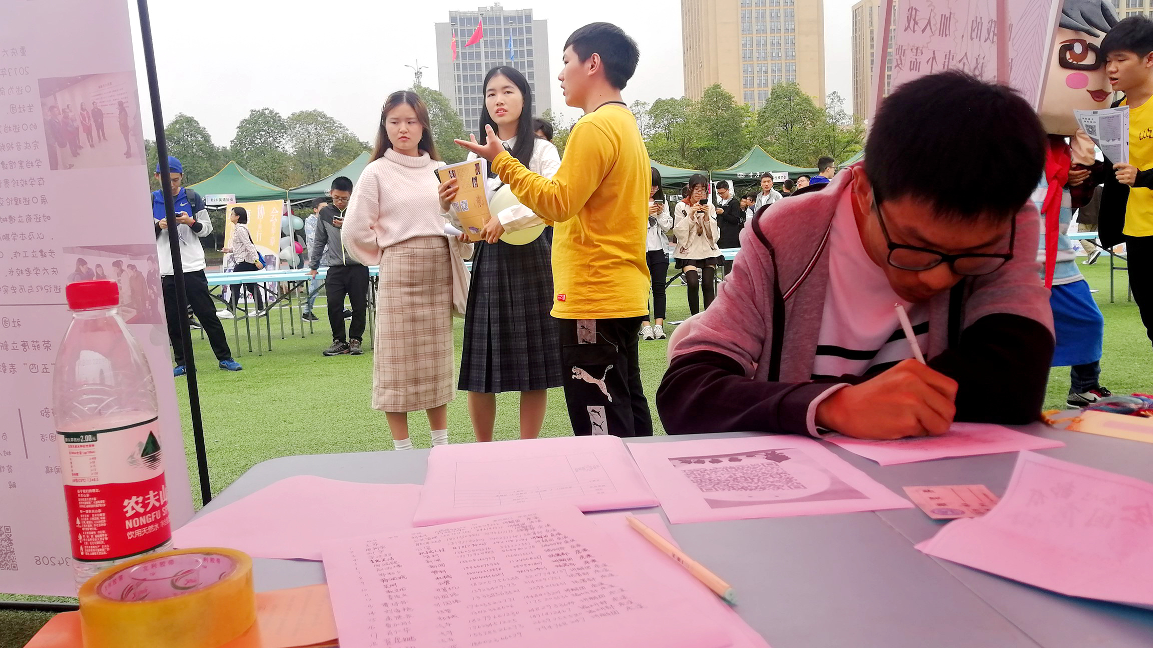 学生社团活动，深化自我认知的桥梁