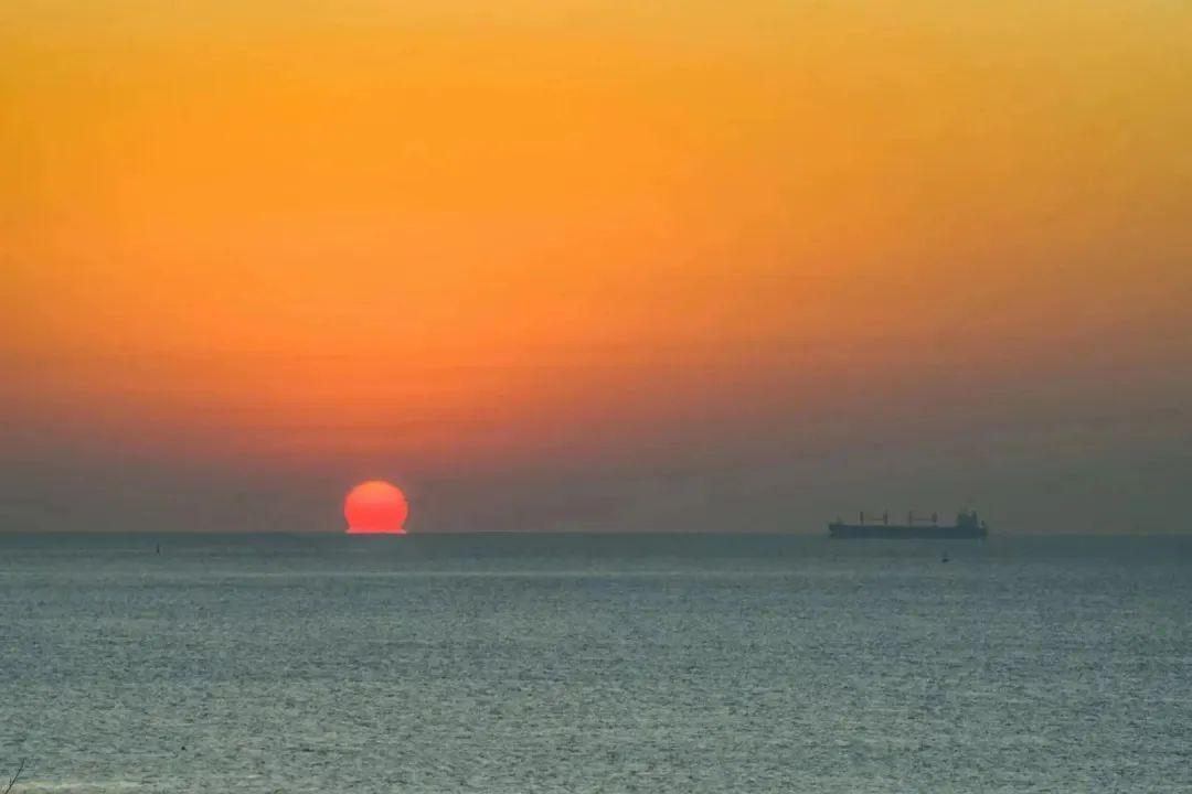 海边的晨曦，海浪与沙滩的浪漫交响诗