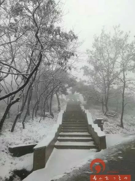 冬季山间银装素裹的雪景