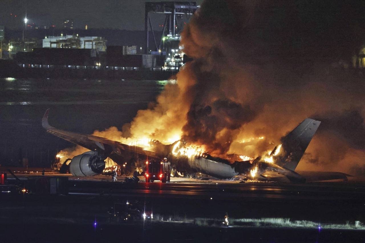 韩国客机碰撞起火事件