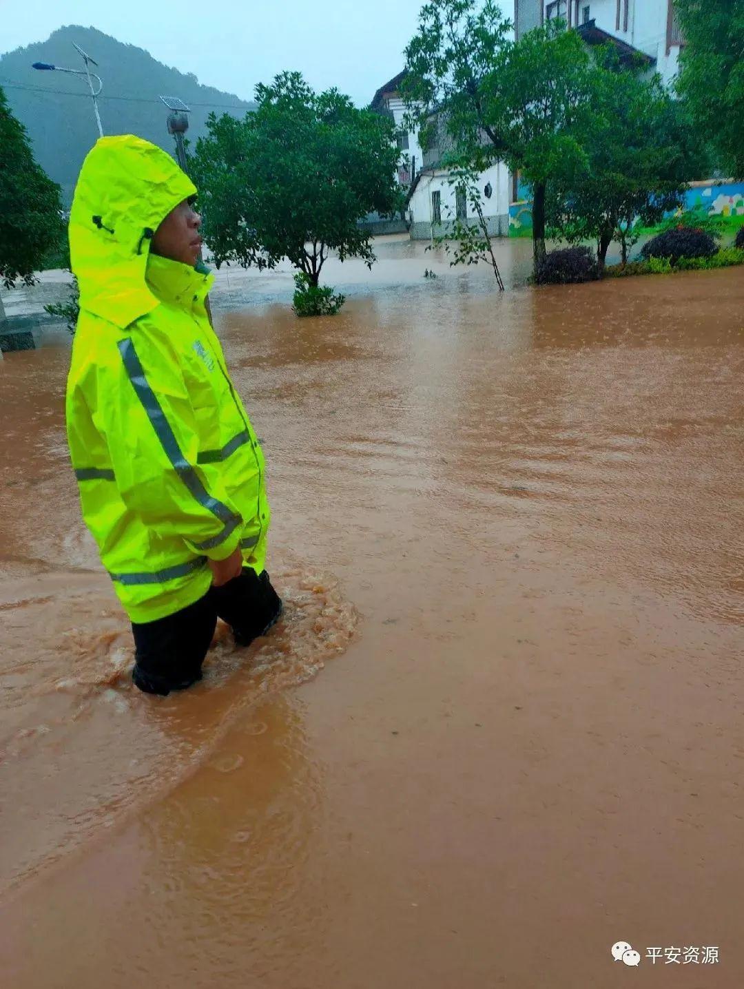 暴雨天气出行安全指南，避免隐患，平安出行