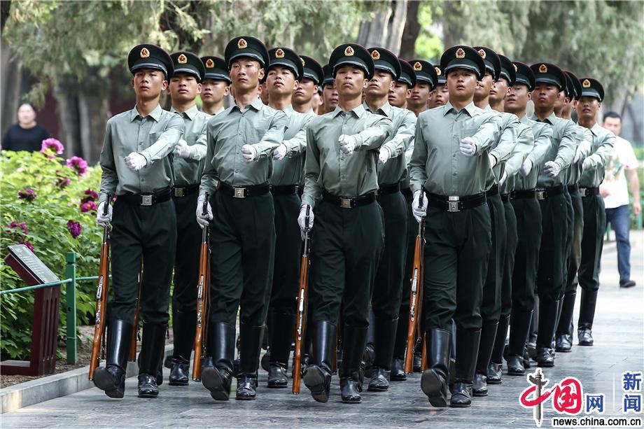 国旗护卫队，步伐铿锵，声音共鸣