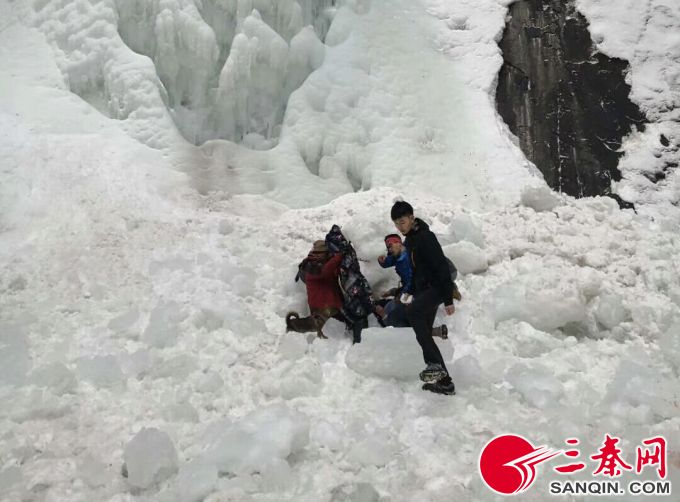 冰瀑布壮观惊险瞬间，大块冰柱掉落引发游客奔逃体验