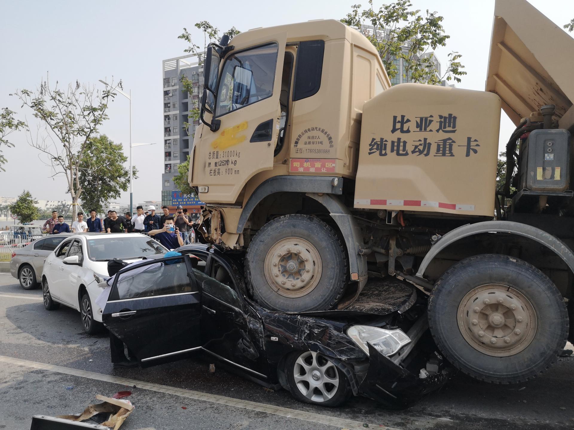 爸爸试坐宝宝椅遭遇的尴尬时刻